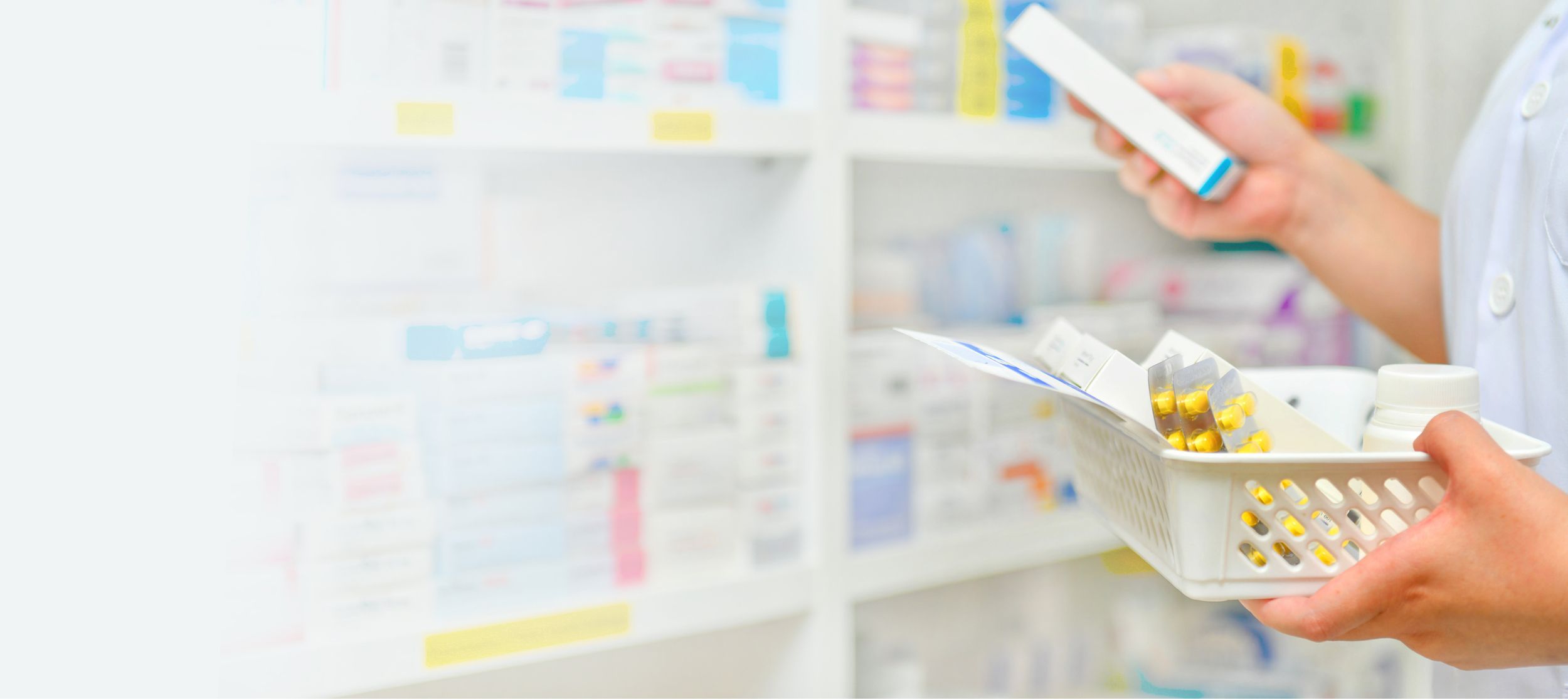 Ein Apotheker packt Medikamente in ein kleines Körbchen